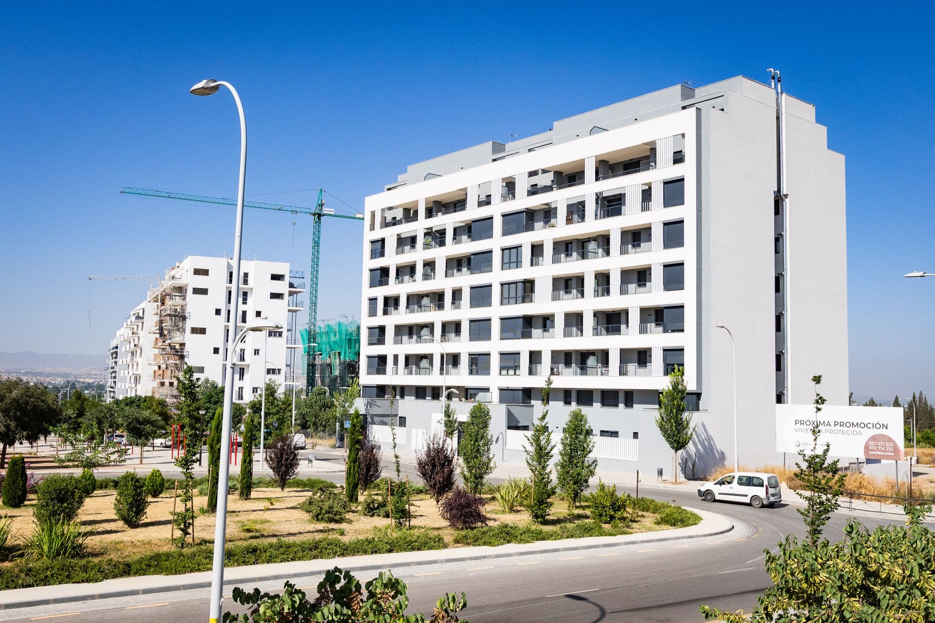 Imagen secundaria 2 - El concejal de Urbanismo, Enrique Catalina, durante un recorrido por la nueva zona de expansión con IDEAL. Abajo las vías que dividen el barrio y nuevas promociones.