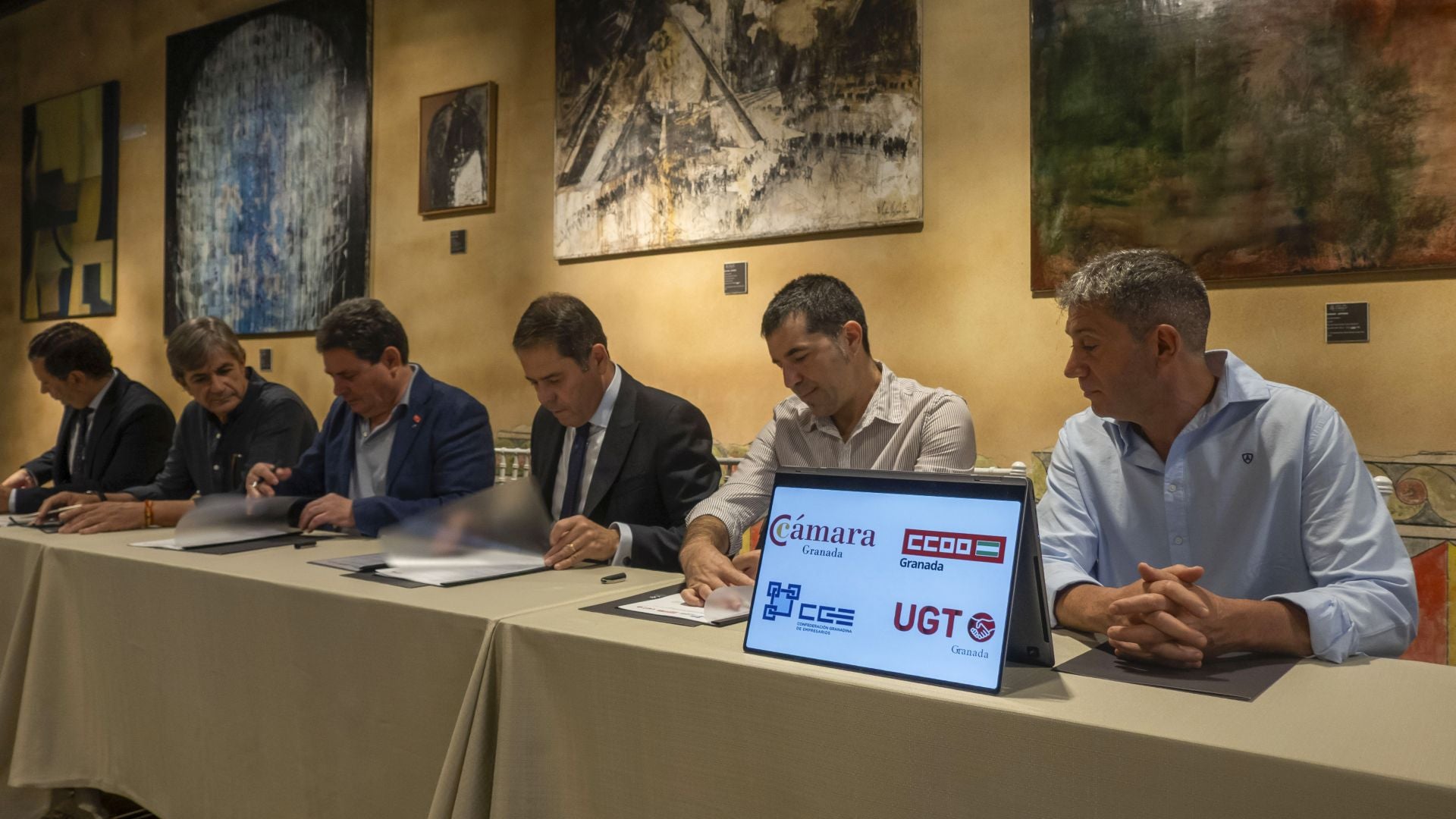 Luis Miguel Gutiérrez, Gerardo Cuerva y Daniel Mesa durante la firma de la alianza.