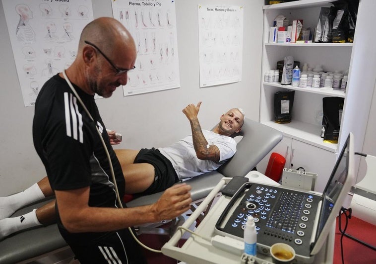 Los futbolistas del Granada se someten a los reconocimientos médicos