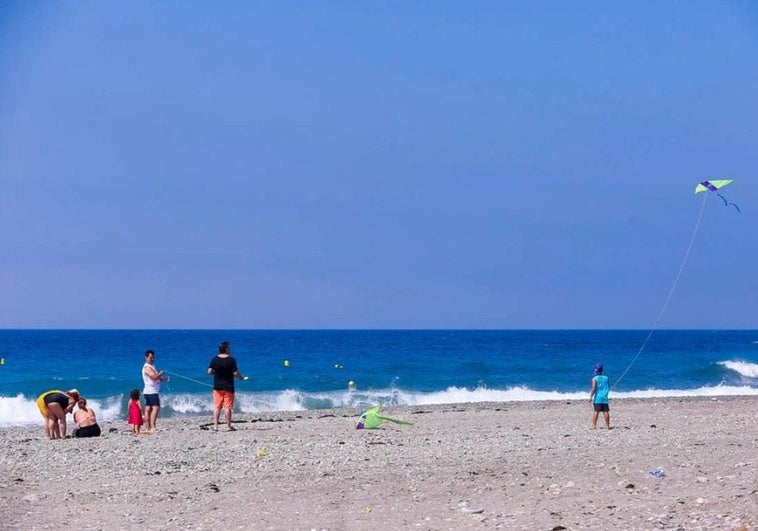 Prohíben temporalmente el baño en la Playa de Carchuna