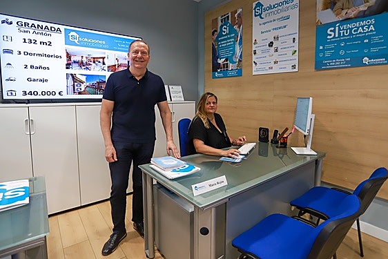 Jorge Ortiz, CEO de Si Soluciones Inmobiliarias, y María Rejón, responsable comercial de la empresa.