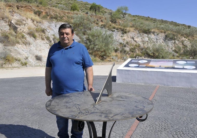 El granadino que ha fabricado un reloj de sol para recuperar la tradición de guiarse por la posición solar