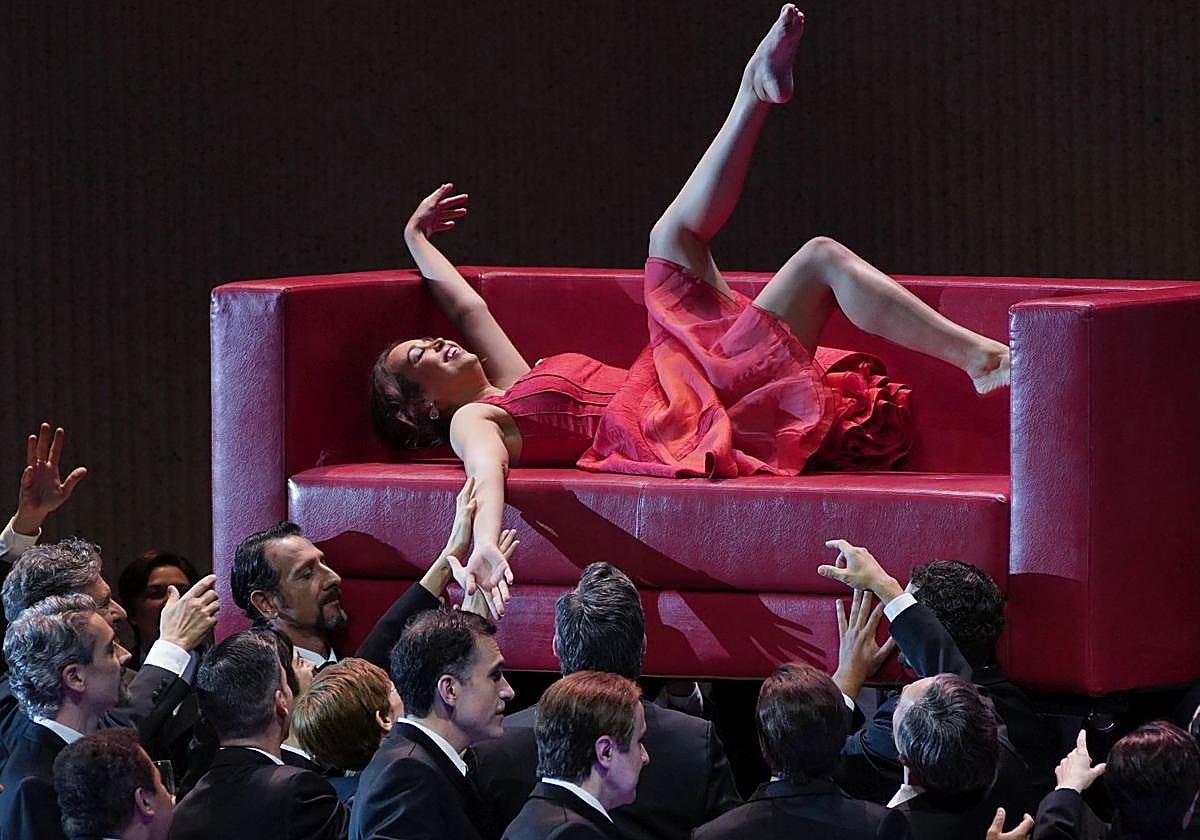 Nadine Sierra, en un momento del montaje de 'La traviata' del Real.
