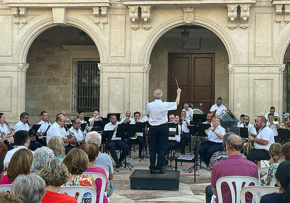 La Banda Municipal de Música de Almería recibe la primera ovación del verano en su ciclo de conciertos de julio