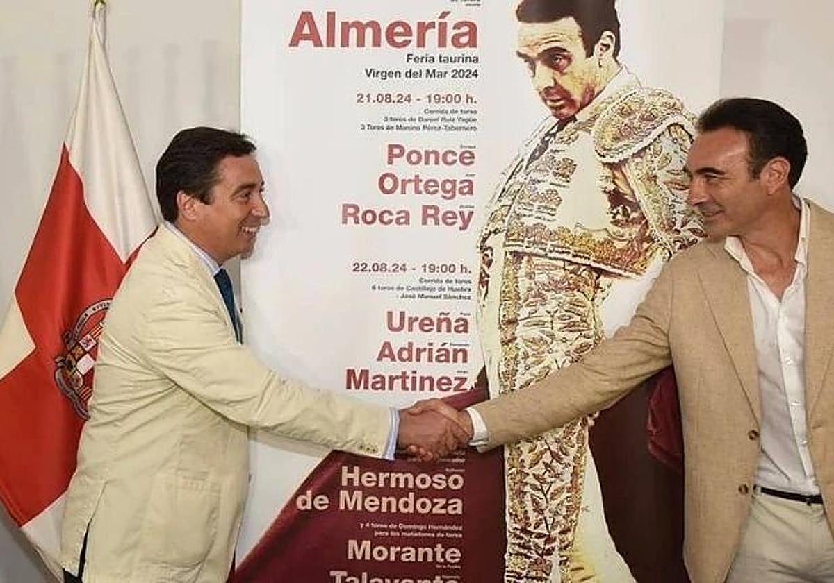 Garzón saluda a Enrique Ponce en la presentación de carteles de 2024.