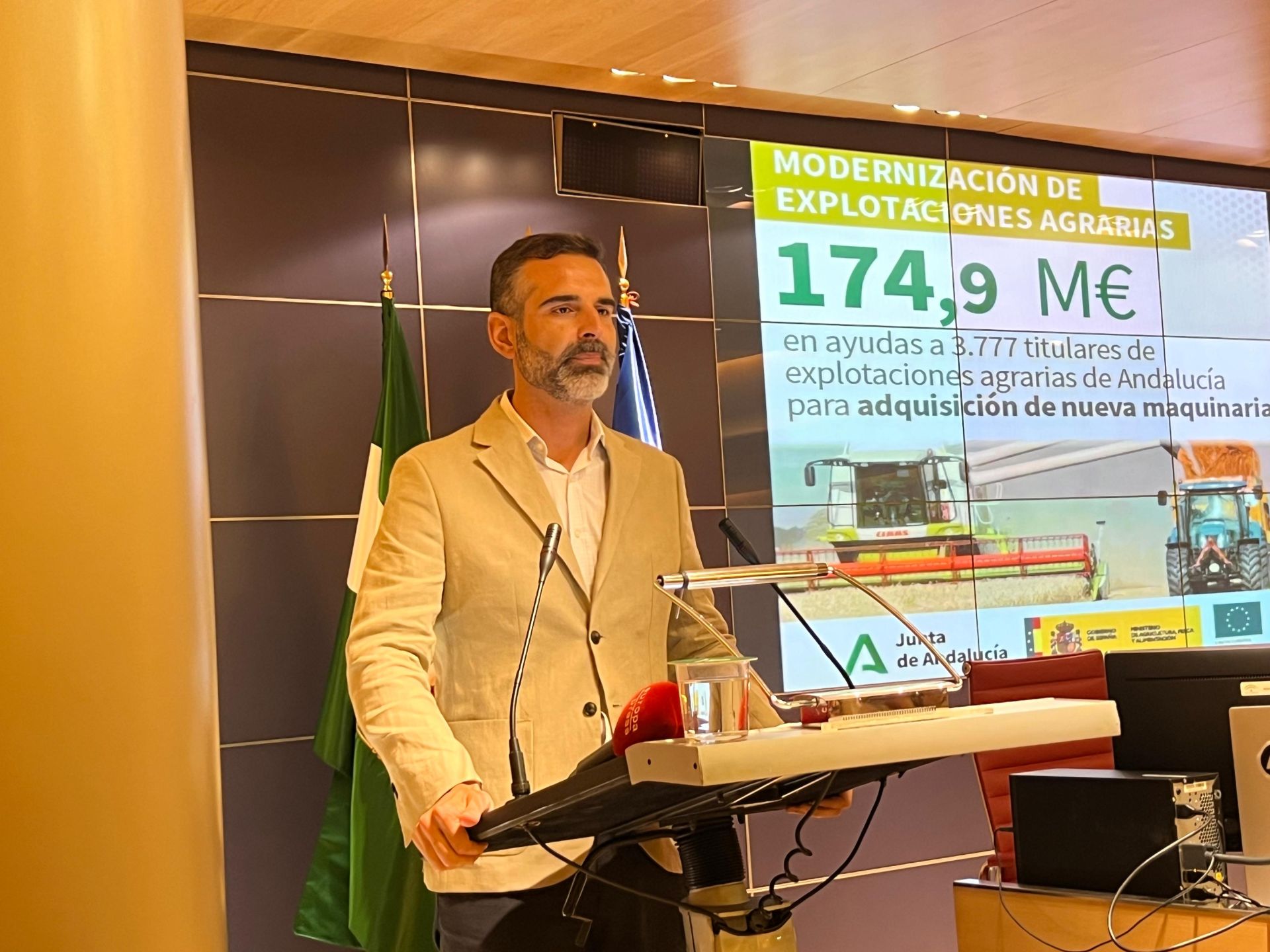 El consejero de Agricultura, Ramón Fernández-Pacheco, durante la entrega de las ayudas.