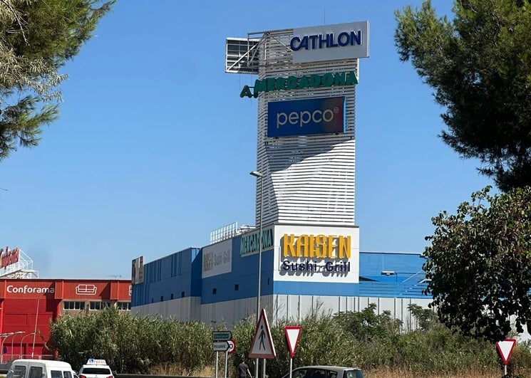¿Por qué están cambiando el cartel de Decathlon en el Granaita?