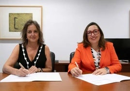 De izquierda a derecha, La consejera Catalina García y Marta Moreno, de AstraZeneca.