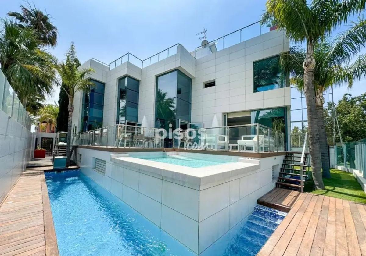 Exterior del cahel de lujo a la venta en Playa Granada