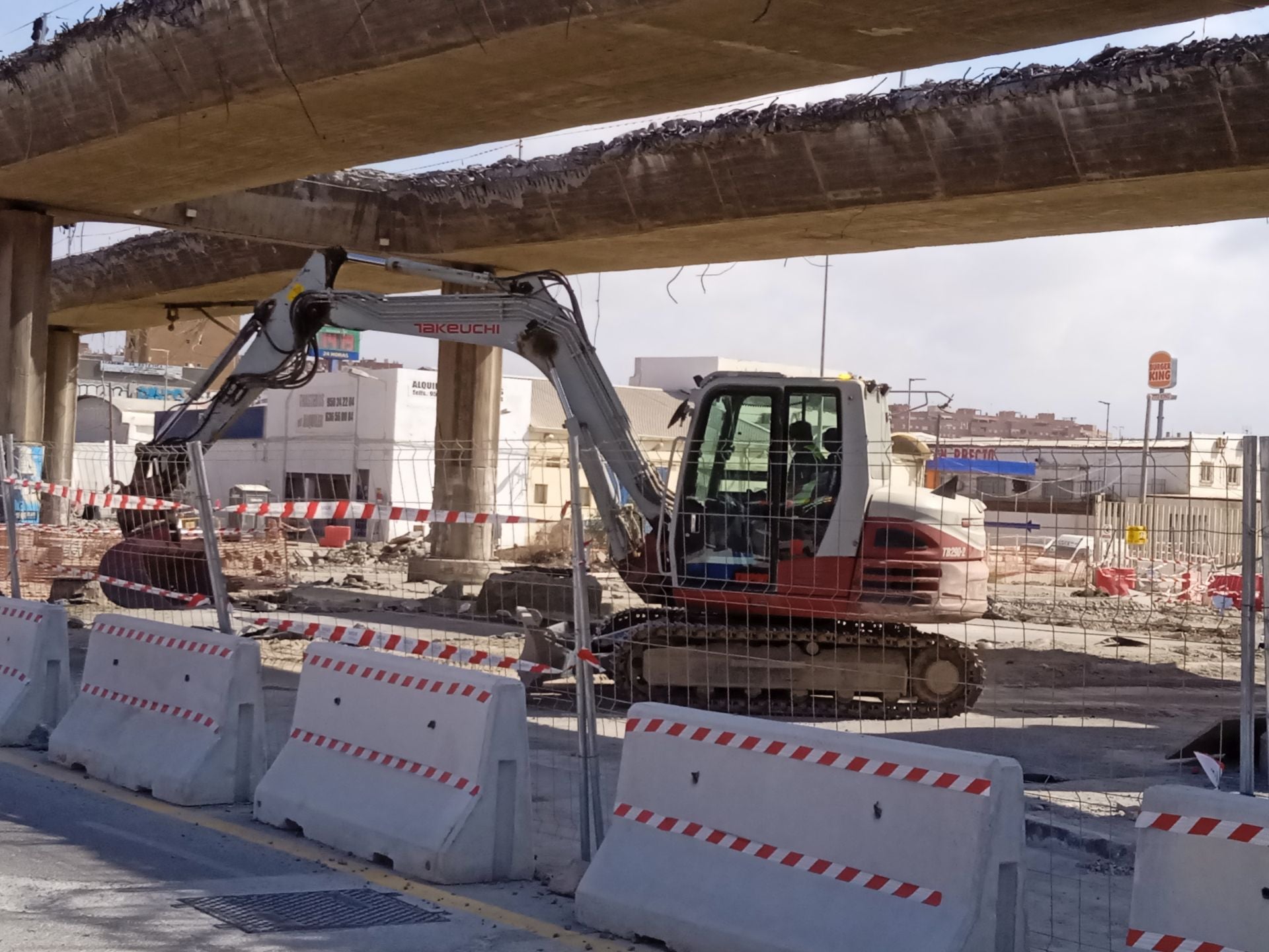 Así luce la avenida del Mediterráneo sin parte de su puente