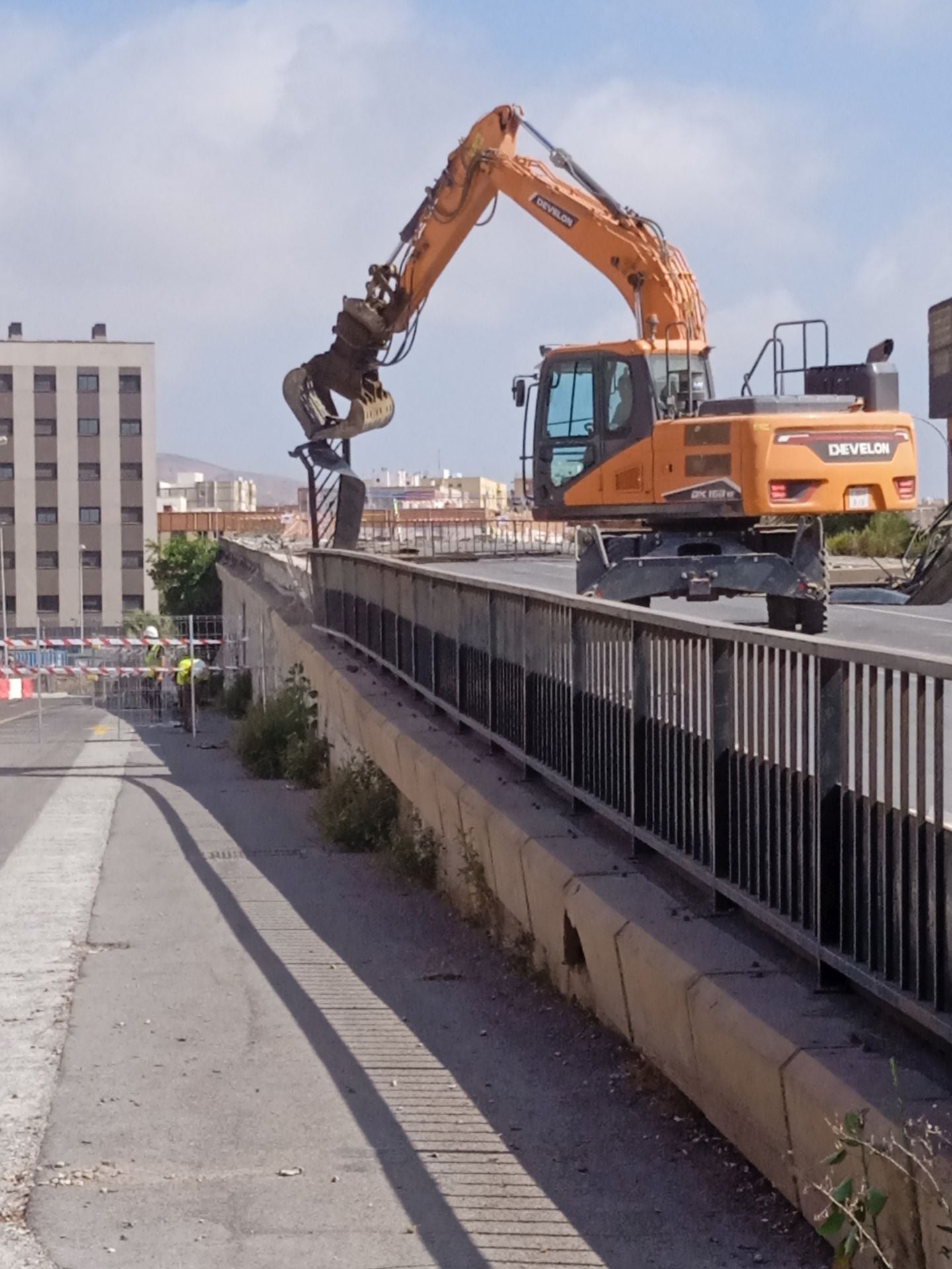 Así luce la avenida del Mediterráneo sin parte de su puente