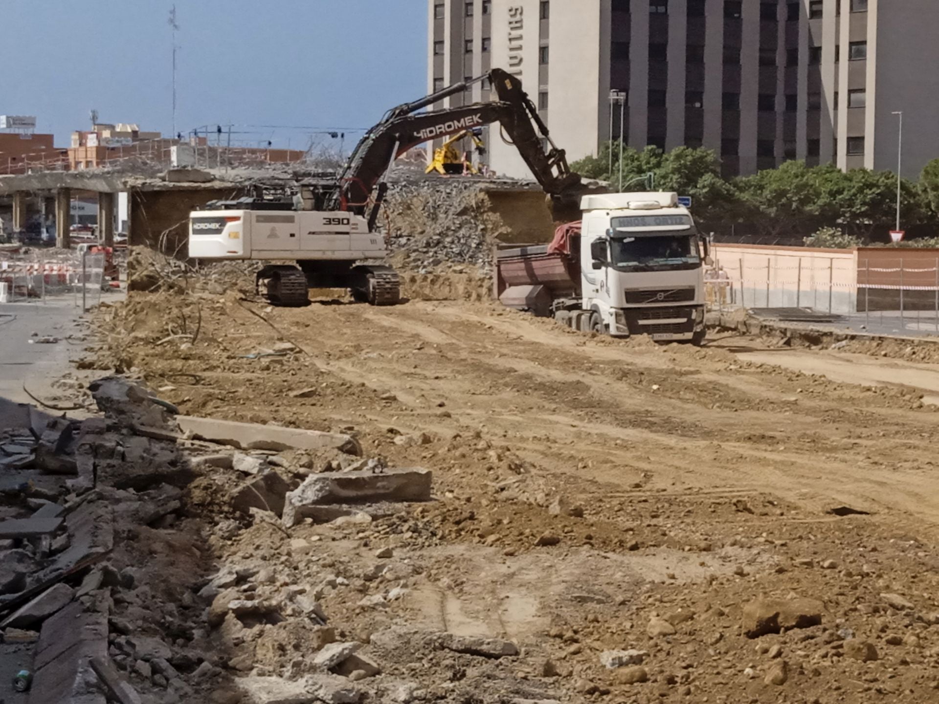 Así luce la avenida del Mediterráneo sin parte de su puente
