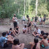 Jóvenes participan en el campamento.