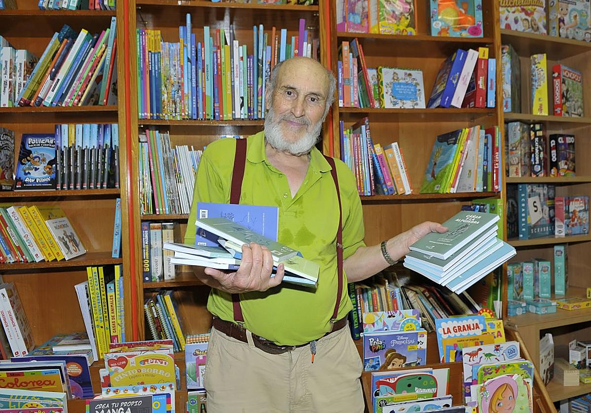 El poeta de Cáñar, Antonio Custodio Rodríguez 'Chacón', mostrando algunas de sus obras en la Librería Atlántida de Órgiva