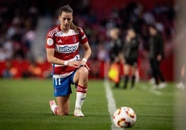 Andrea Gómez se levanta tras pelear por un balón en Los Cármenes.