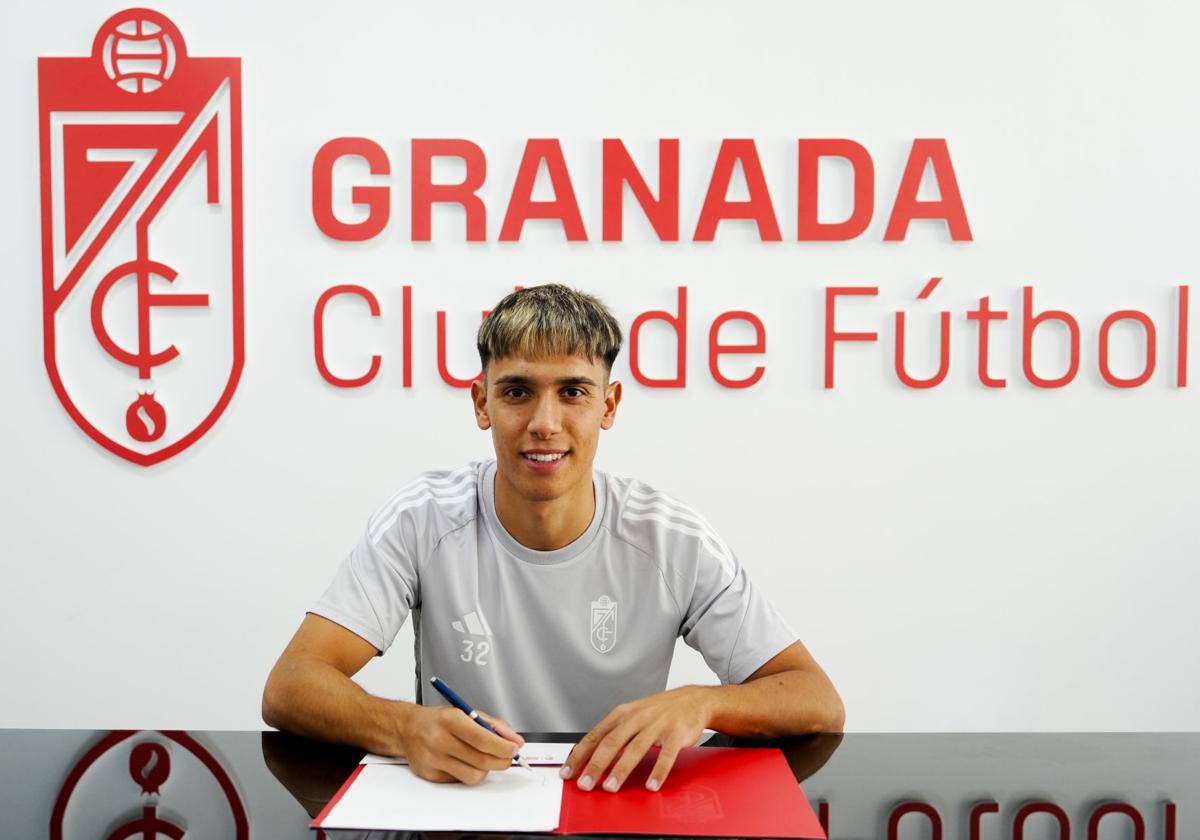 Pere Haro firma su renovación, con un anecdótico dorsal '32' con el primer equipo.