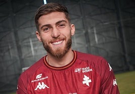 Giorgi Tsitaishvili posa ya para su nuevo club.