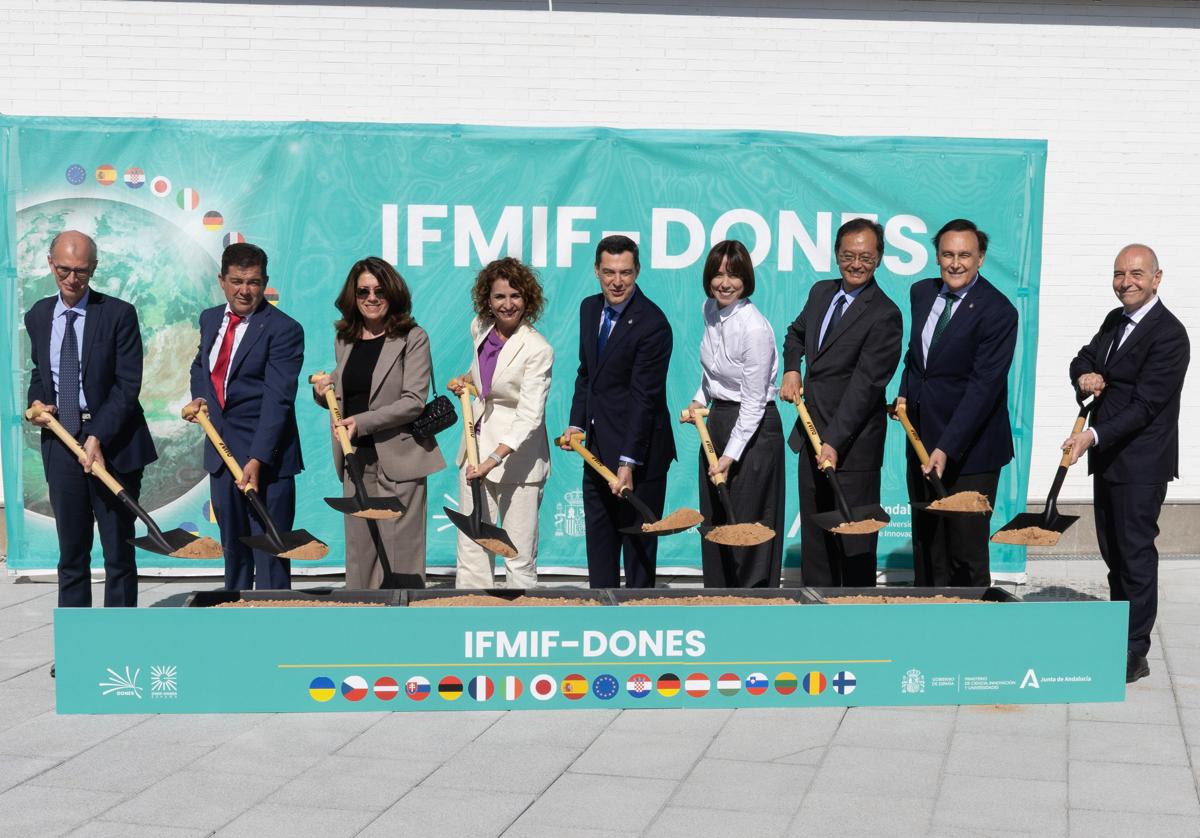 Representantes de Escúzar, Andalucía, España, Japón y Fusion for Energy, en la ceremonia de colocación de la primera piedra el pasado 19 de mayo.