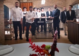 El equipo al completo de María de la O junto a la cocina del restaurante.