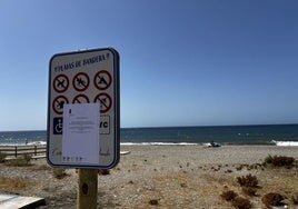 Nada de bañarse el fin de semana: la prohibición en la Playa de Carchuna, ampliada al lunes