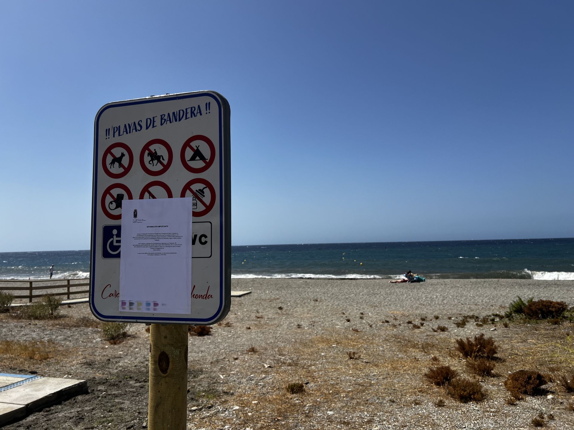 Playa de Carchuna con la restricción al baño.