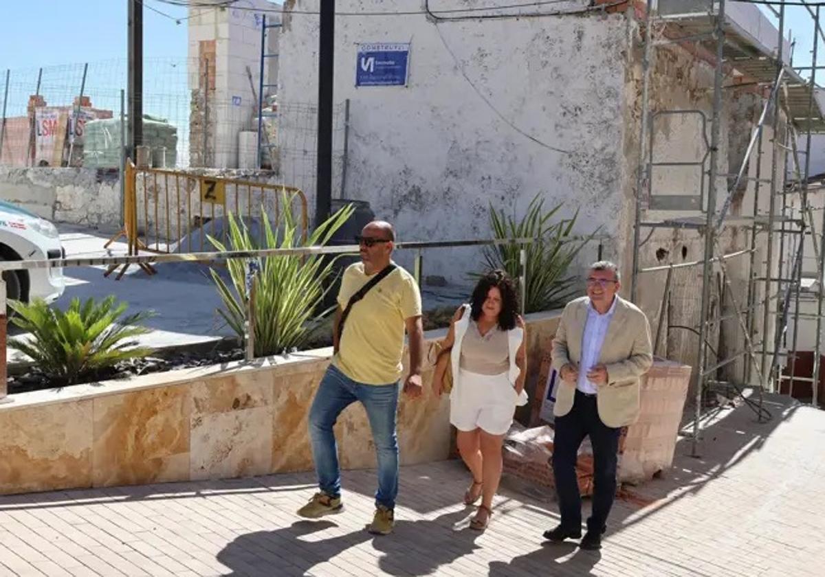 Visita del subdelegado del Gobierno, José Antonio Montilla, a la derecha en la imagen, junto a la alcaldesa de Zafarraya, Rosana Molina