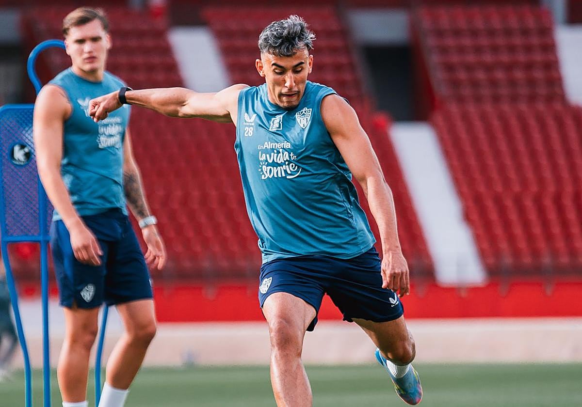 Rachad durante un entrenamiento con el Almería.