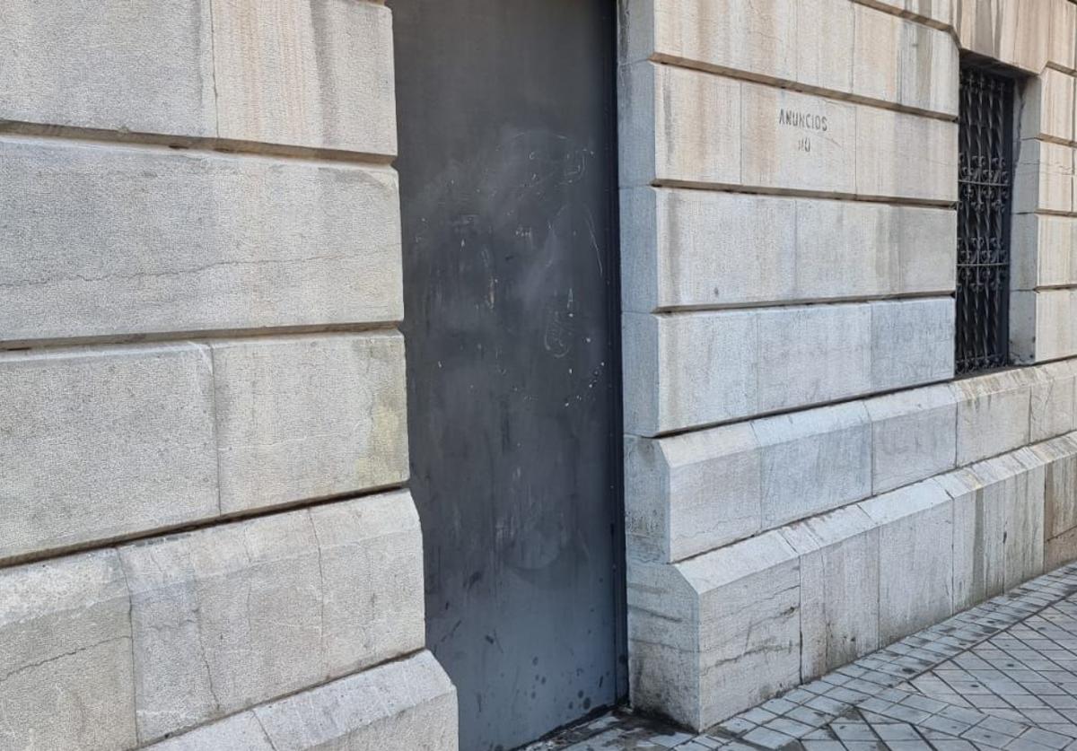 Una de las paredes de Gran Vía limpiadas este viernes por los operarios.