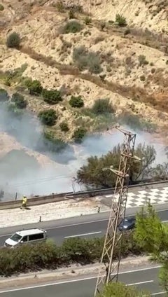 Incendio en la cuneta de la autovía de la Costa de Granada
