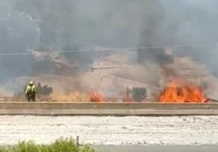 Un incendio en la cuneta alerta a los conductores de camino a la Costa de Granada