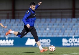 José Arnáiz remata un centro durante un entrenamiento la temporada pasada.