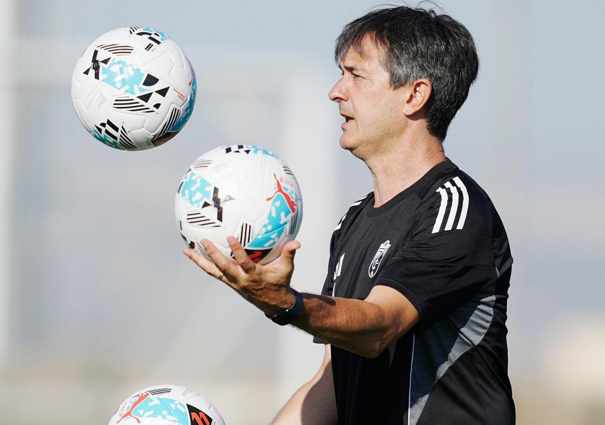 Pacheta hace malabares con tres balones en el entrenamiento.