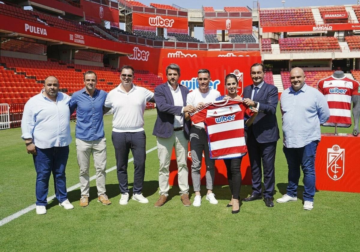 Presentación del patrocinio principal de Wiber al Granada masculino, en septiembre de 2023.