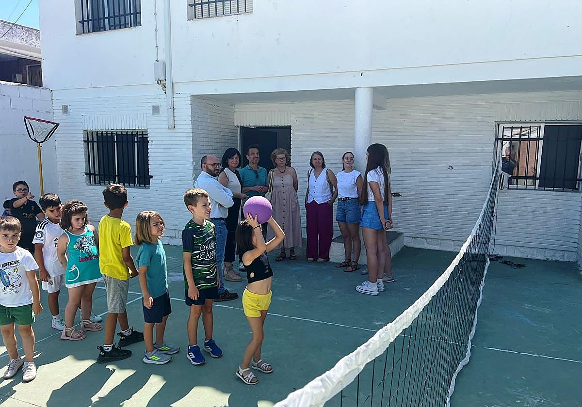 Visita de la diputada a la escuela de verano en Jimena.