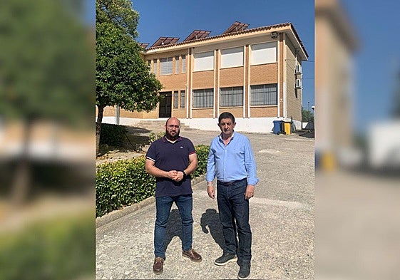 Francisco Ruiz y Paco Reyes, ante el colegio.