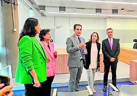 El consejero de Justicia de la Junta, José Antonio Nieto, en un visita a una nueva sala de vistas en un juzgado de Sevilla.