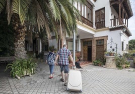 Una pareja se dirige a un apartamento turístico en el Realejo.