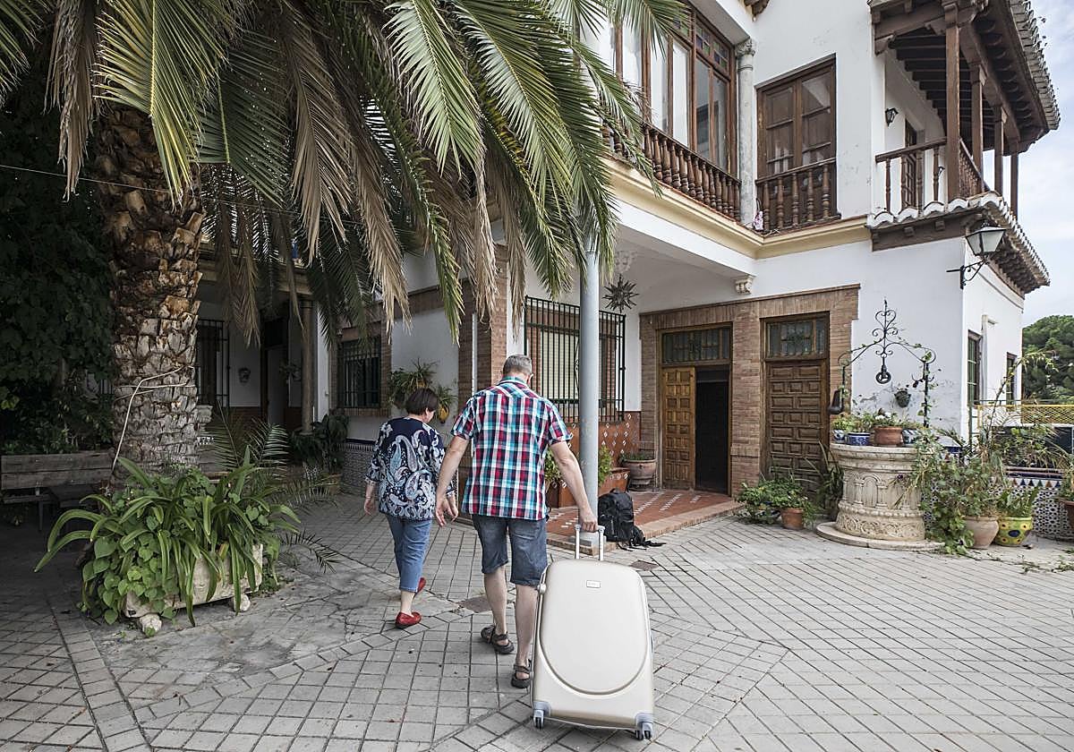 Una pareja se dirige a un apartamento turístico en el Realejo.