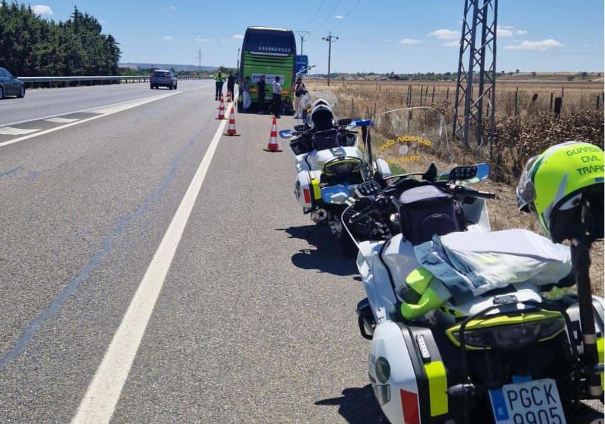 Auxilido de la Guardia Civil de Tráfico a un autobús en una imagen de archivo