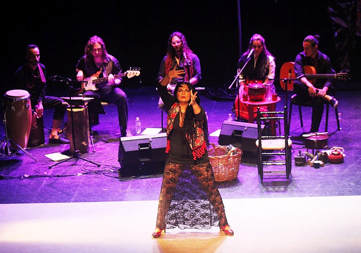 Un momento del espectáculo en el teatro de Cazorla.