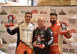 Humberto Janssens, en el centro, con su distinción.