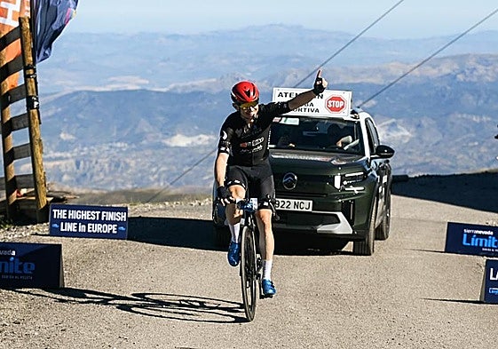 El bastetano Manuel Maestra, a su llegada a la meta de la Subida al Veleta.