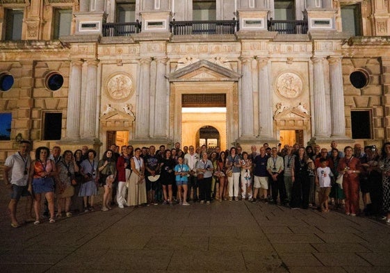 Foto de familia del grupo que visitó la Alhambra con el director del Patronato