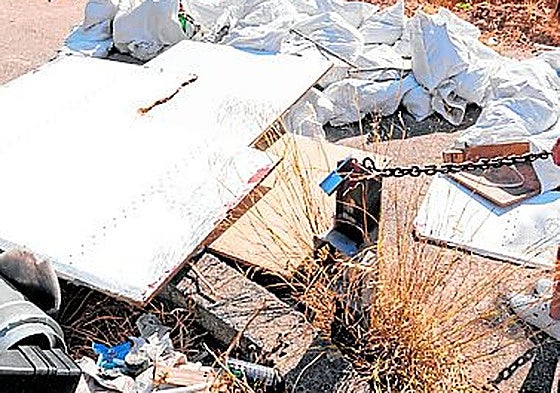Escombros y restos de marihuana en el Fargue.