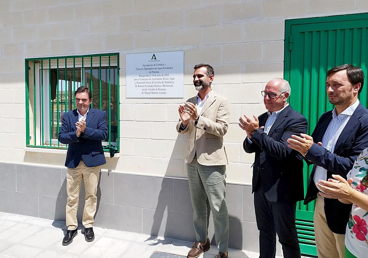 El consejero de Agricultura ha inaugurado la depuradora de Porcuna junto al alcalde y el delegado del Gobierno andaluz.