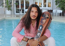 José del Tomate posa para IDEAL en el Gran Hotel con la funda original de su guitarra.