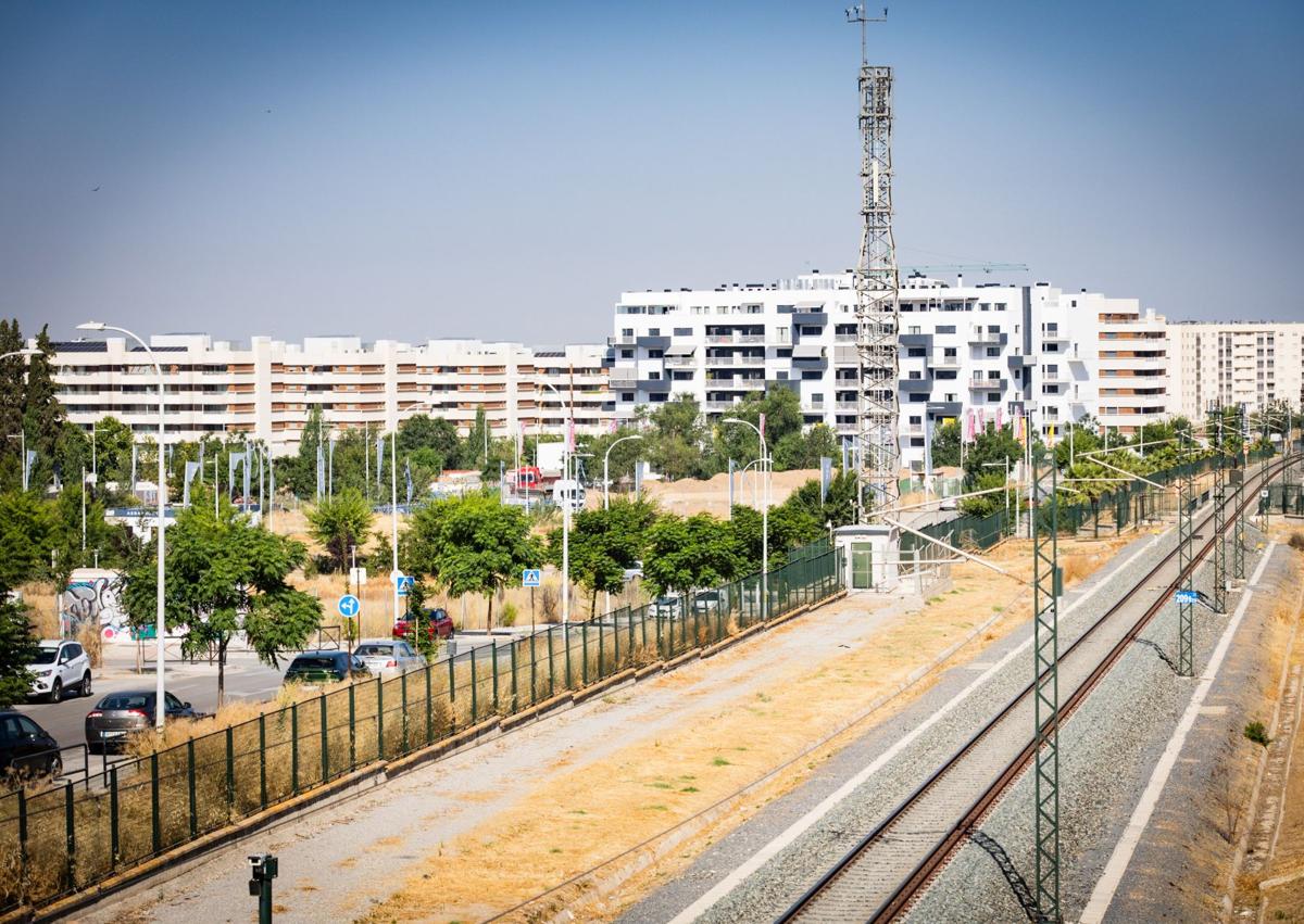 Imagen secundaria 1 - El concejal de Urbanismo, Enrique Catalina, durante un recorrido por la nueva zona de expansión con IDEAL. Abajo las vías que dividen el barrio y nuevas promociones.