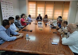 Imagen de la reunión entre Miguel Contreras y los constructores de Jaén.