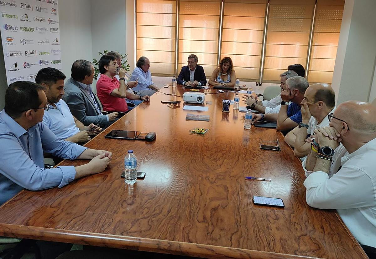 Imagen de la reunión entre Miguel Contreras y los constructores de Jaén.