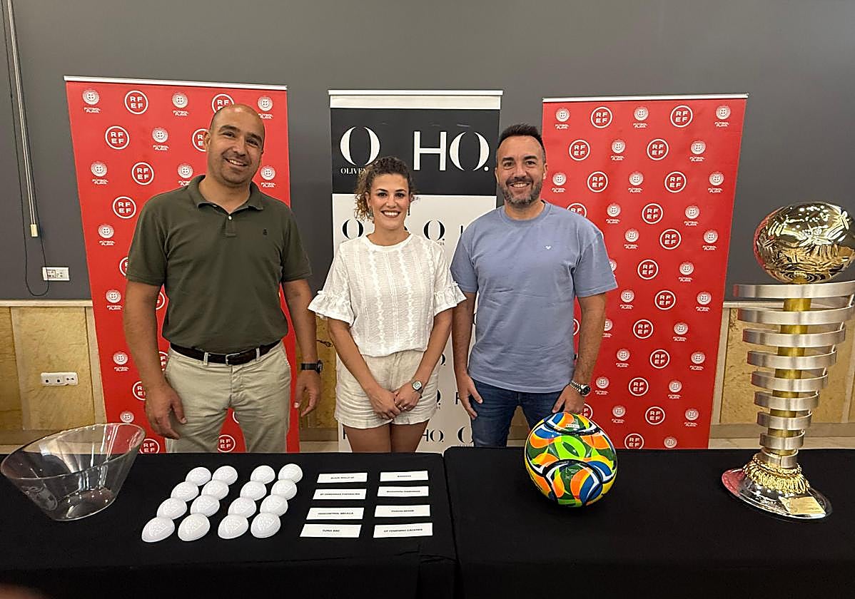 Beatriz López, Javier Mañas y Manuel Arjonilla en el sorteo.